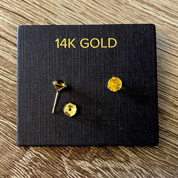 14K Solid Gold, studs with yellow stone - Picture 2 of 2